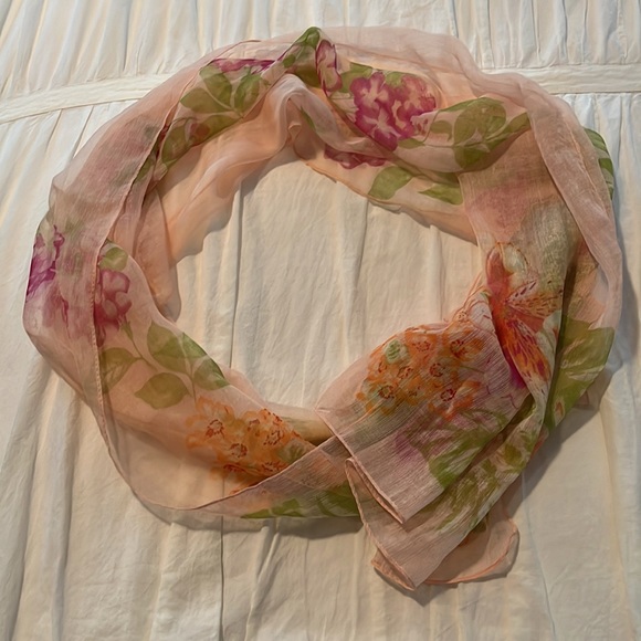 Sheer peach scarf with flowered design - Picture 5 of 5